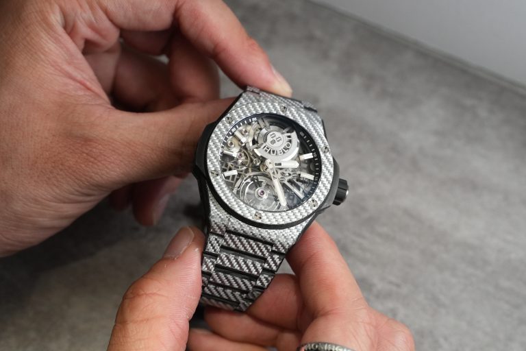 [W&W 2023] 這只錶僅有68克！ HUBLOT BIG BANG INTEGRATED 陀飛輪全碳纖維鍊帶腕錶